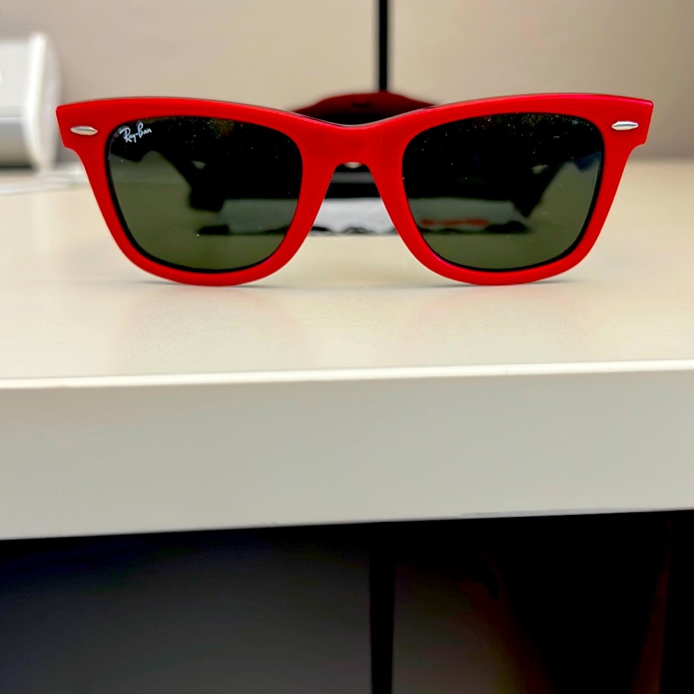 Red Ray-Ban Wayfarer RB 2140
